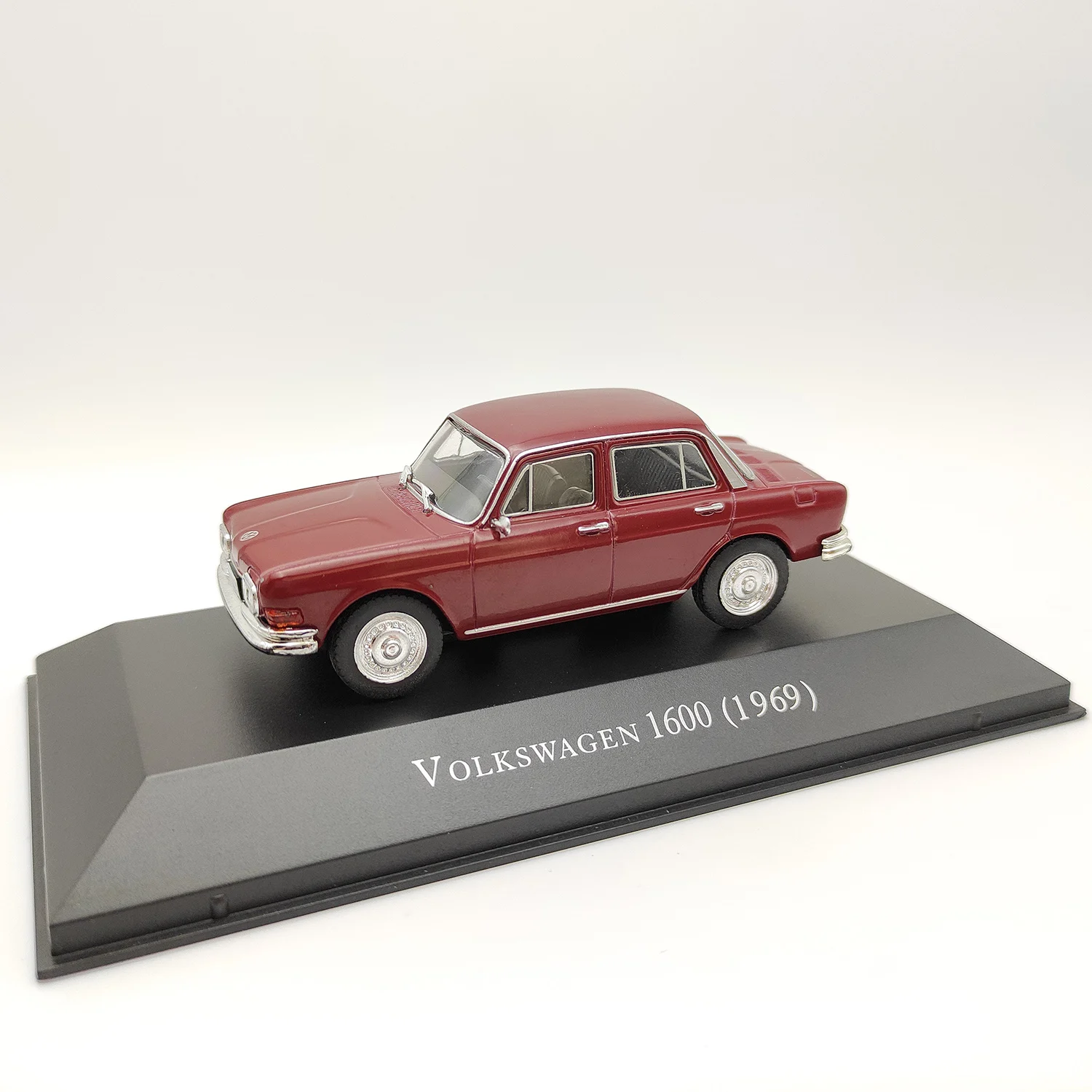 Diecast IXO 1:43 Scale VOLKSWAGEN 1600(1969) Classic Nostalgia Alloy Car Model Collectible Toy Gift Display Ornaments
