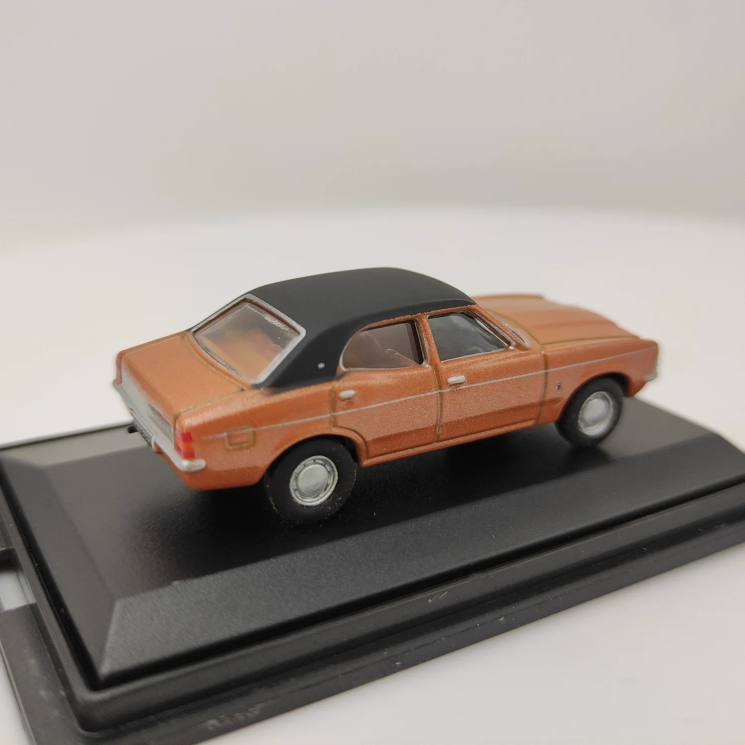 1:76 Scale Diecast Alloy Ford Cortina Retro Toys Sports Cars Model Classics Adult Souvenir Gifts Collection Static Display