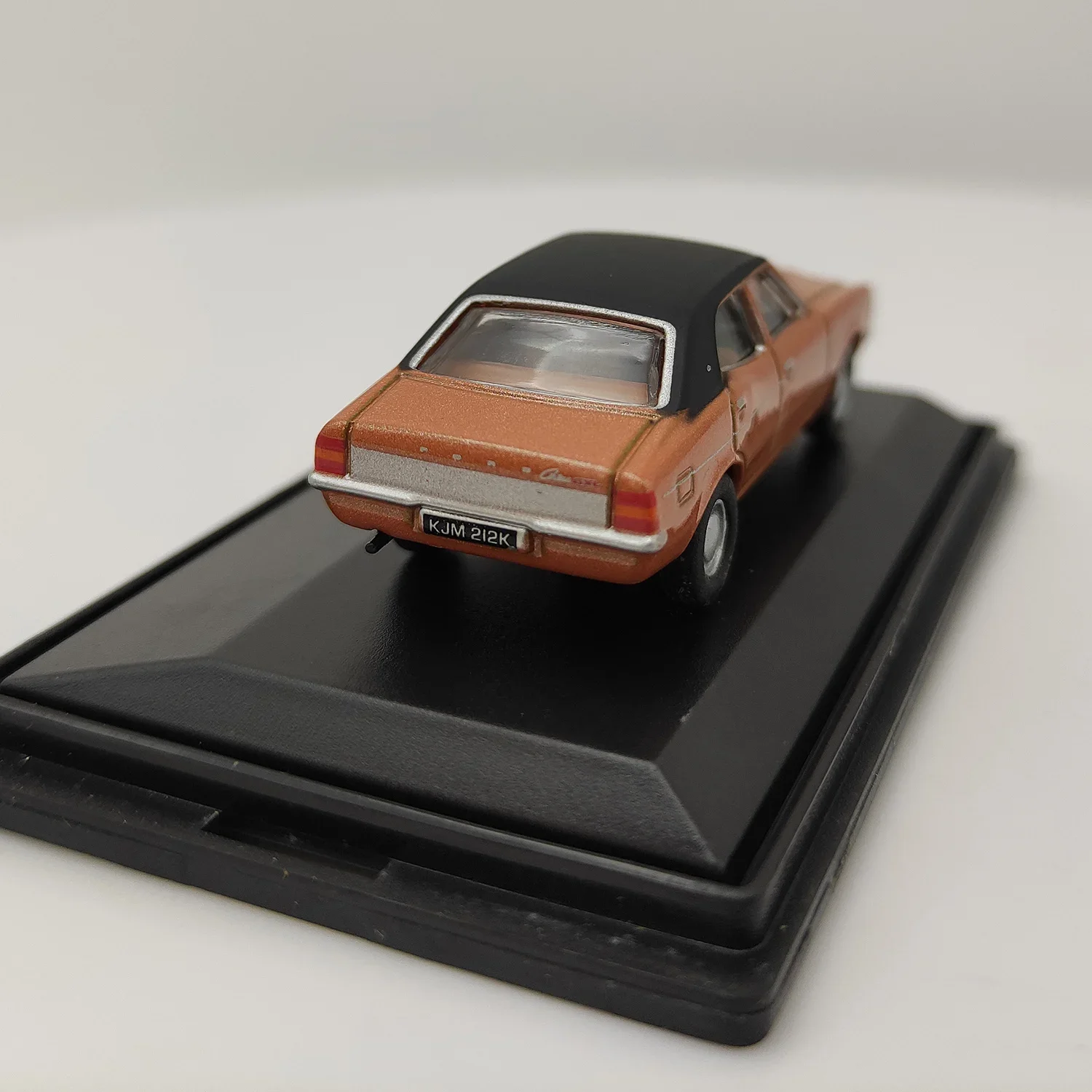 1:76 Scale Diecast Alloy Ford Cortina Retro Toys Sports Cars Model Classics Adult Souvenir Gifts Collection Static Display