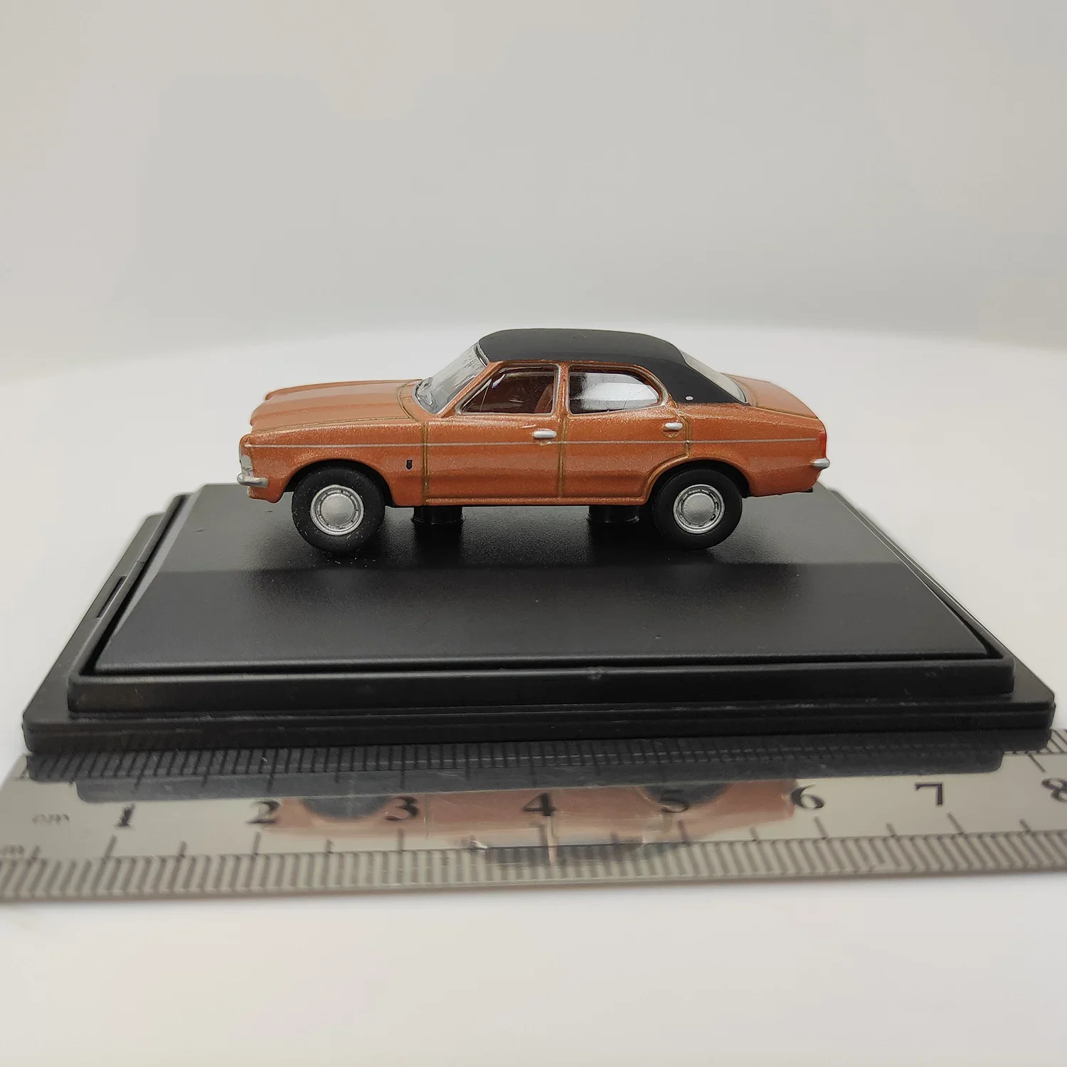 1:76 Scale Diecast Alloy Ford Cortina Retro Toys Sports Cars Model Classics Adult Souvenir Gifts Collection Static Display