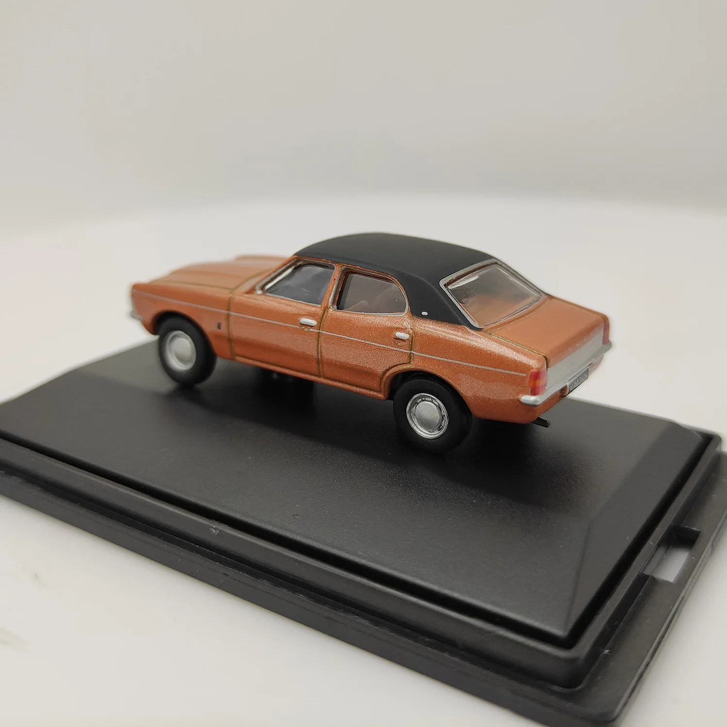 1:76 Scale Diecast Alloy Ford Cortina Retro Toys Sports Cars Model Classics Adult Souvenir Gifts Collection Static Display