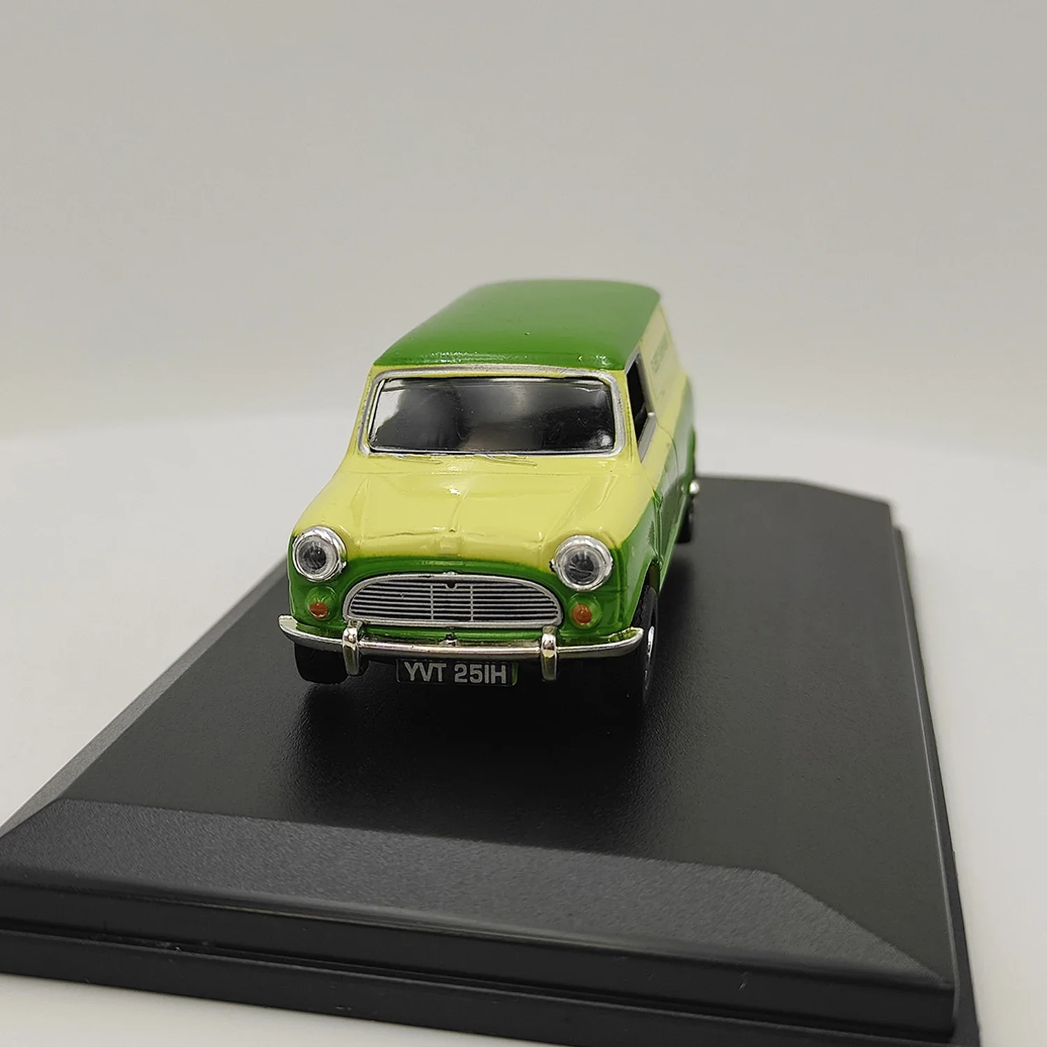 Diecast 7cm CODE MV028 Southdown Mini Alloy  Double Door Transport Vehicle Toys Cars Model Adult Souvenir Gifts Static Display