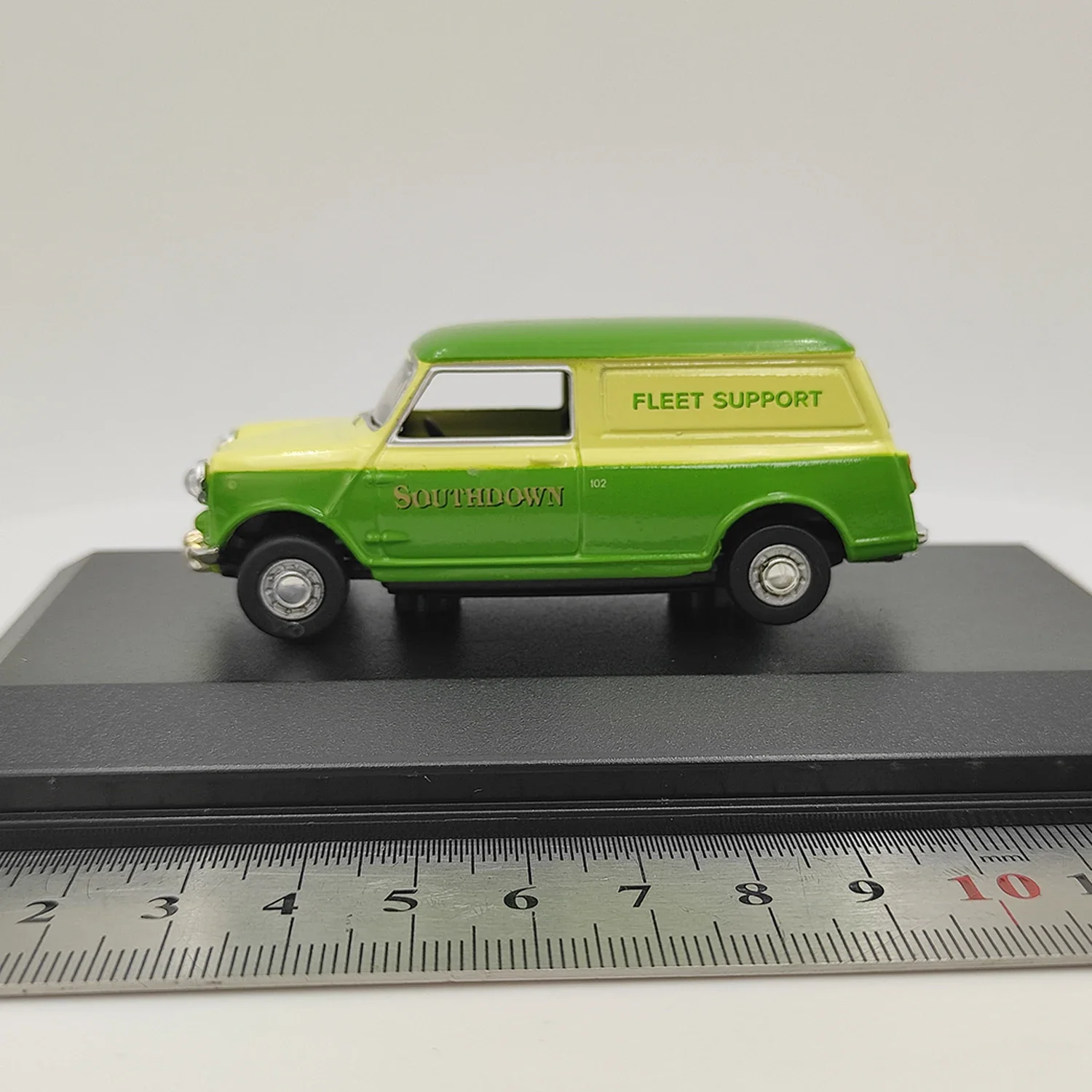 Diecast 7cm CODE MV028 Southdown Mini Alloy  Double Door Transport Vehicle Toys Cars Model Adult Souvenir Gifts Static Display