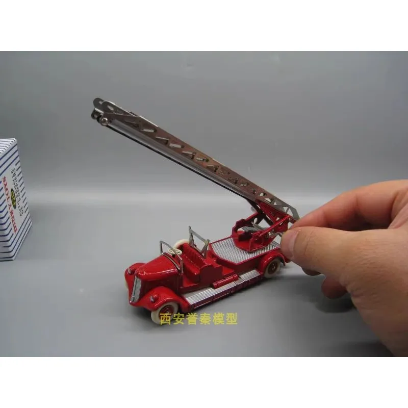 Diecast DINKY TOYS 1/43 Scale Fire Truck Alloy Lifting Ladder Fire Truck Antique Car Model Collectible Toy Gift Souvenir Display