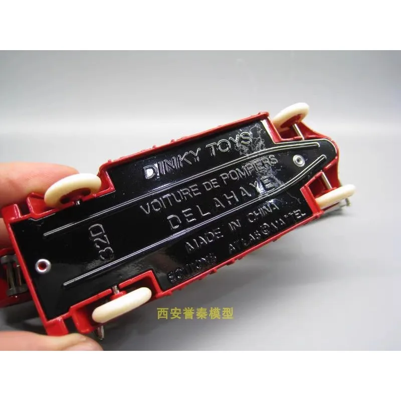 Diecast DINKY TOYS 1/43 Scale Fire Truck Alloy Lifting Ladder Fire Truck Antique Car Model Collectible Toy Gift Souvenir Display