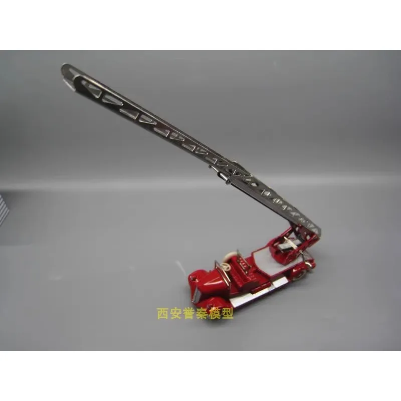 Diecast DINKY TOYS 1/43 Scale Fire Truck Alloy Lifting Ladder Fire Truck Antique Car Model Collectible Toy Gift Souvenir Display