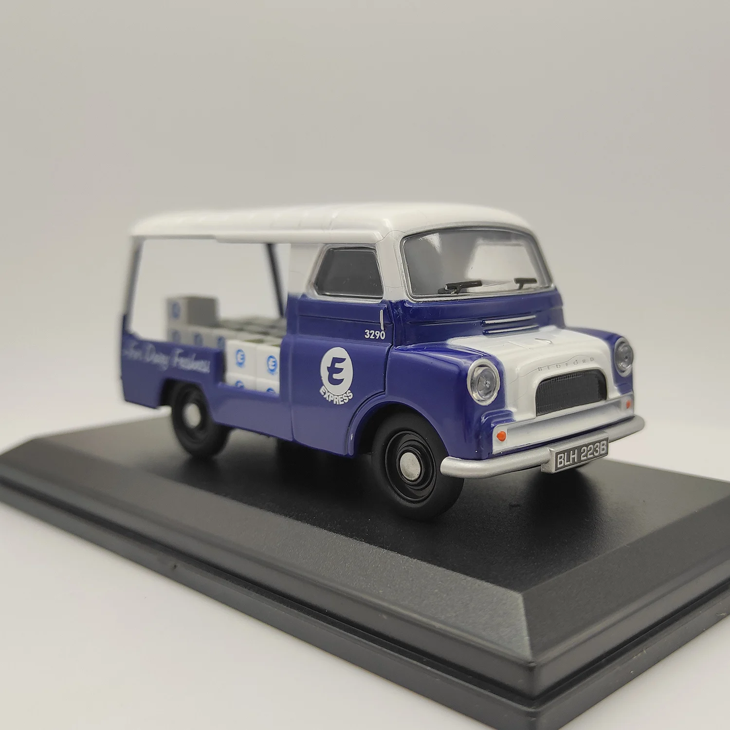 Diecast 1:43 Scale OXFORD CODECA012 Express Dairies Alloy Car Model Collectible Toy Gift Display Ornaments