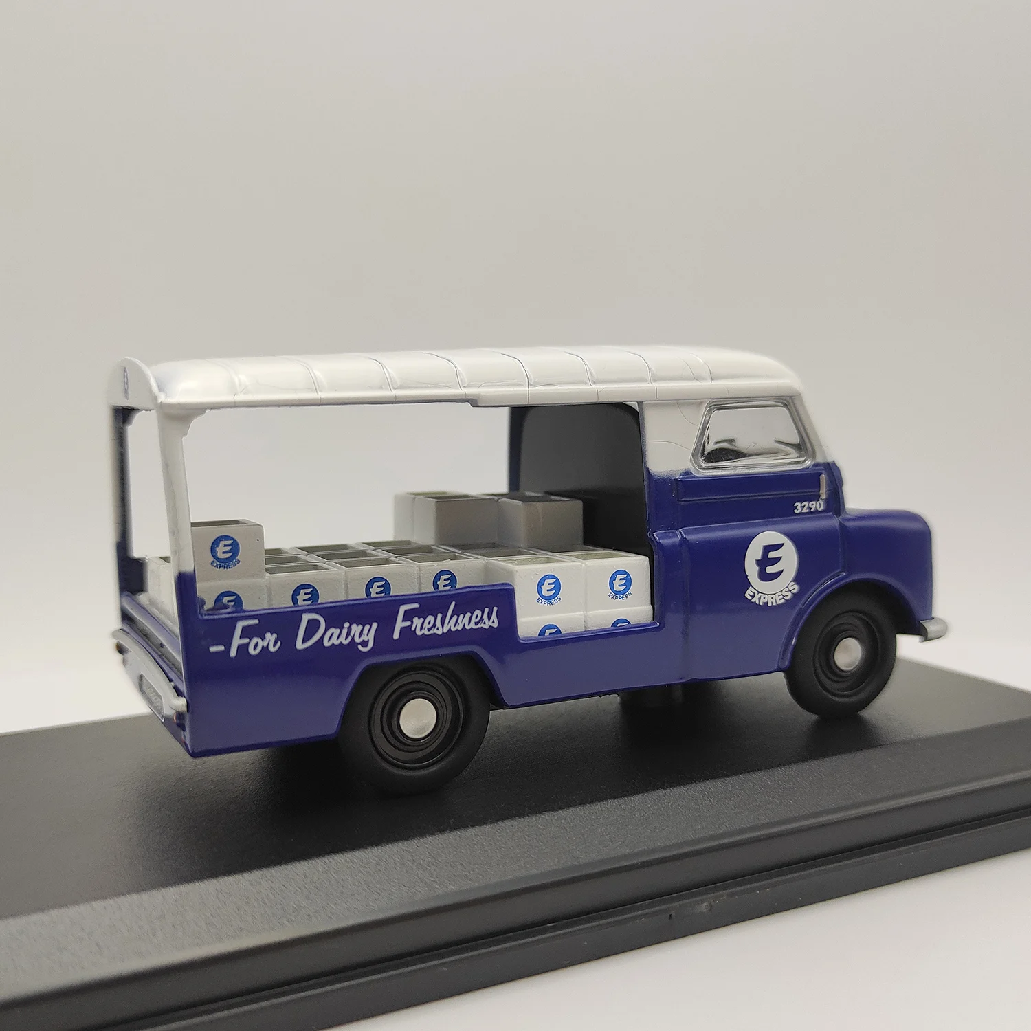 Diecast 1:43 Scale OXFORD CODECA012 Express Dairies Alloy Car Model Collectible Toy Gift Display Ornaments