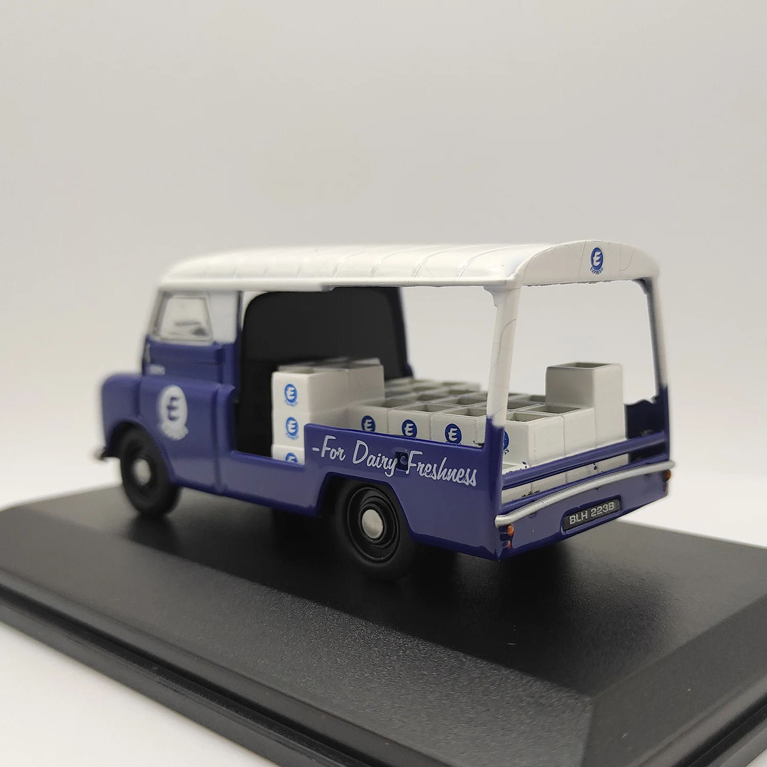 Diecast 1:43 Scale OXFORD CODECA012 Express Dairies Alloy Car Model Collectible Toy Gift Display Ornaments