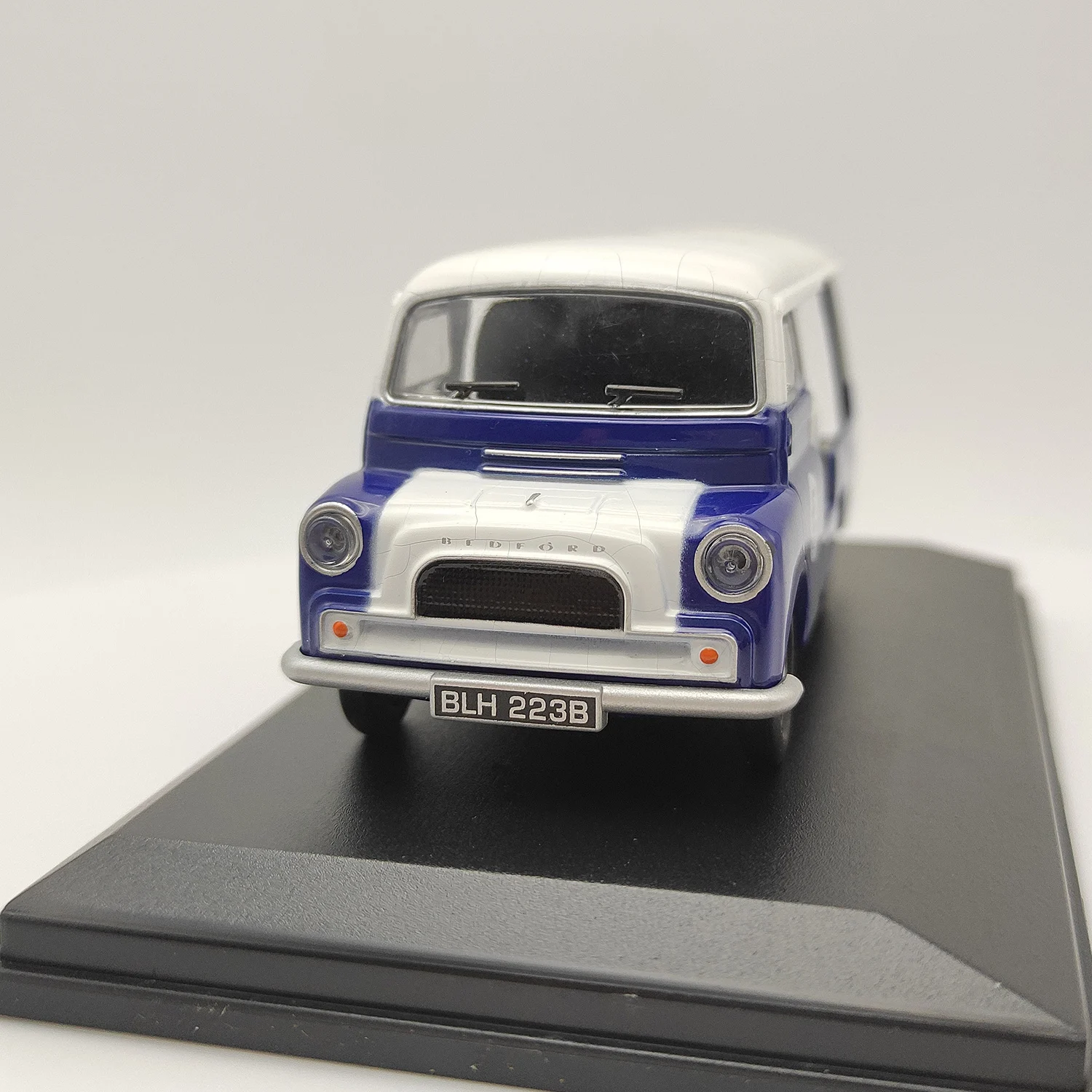 Diecast 1:43 Scale OXFORD CODECA012 Express Dairies Alloy Car Model Collectible Toy Gift Display Ornaments