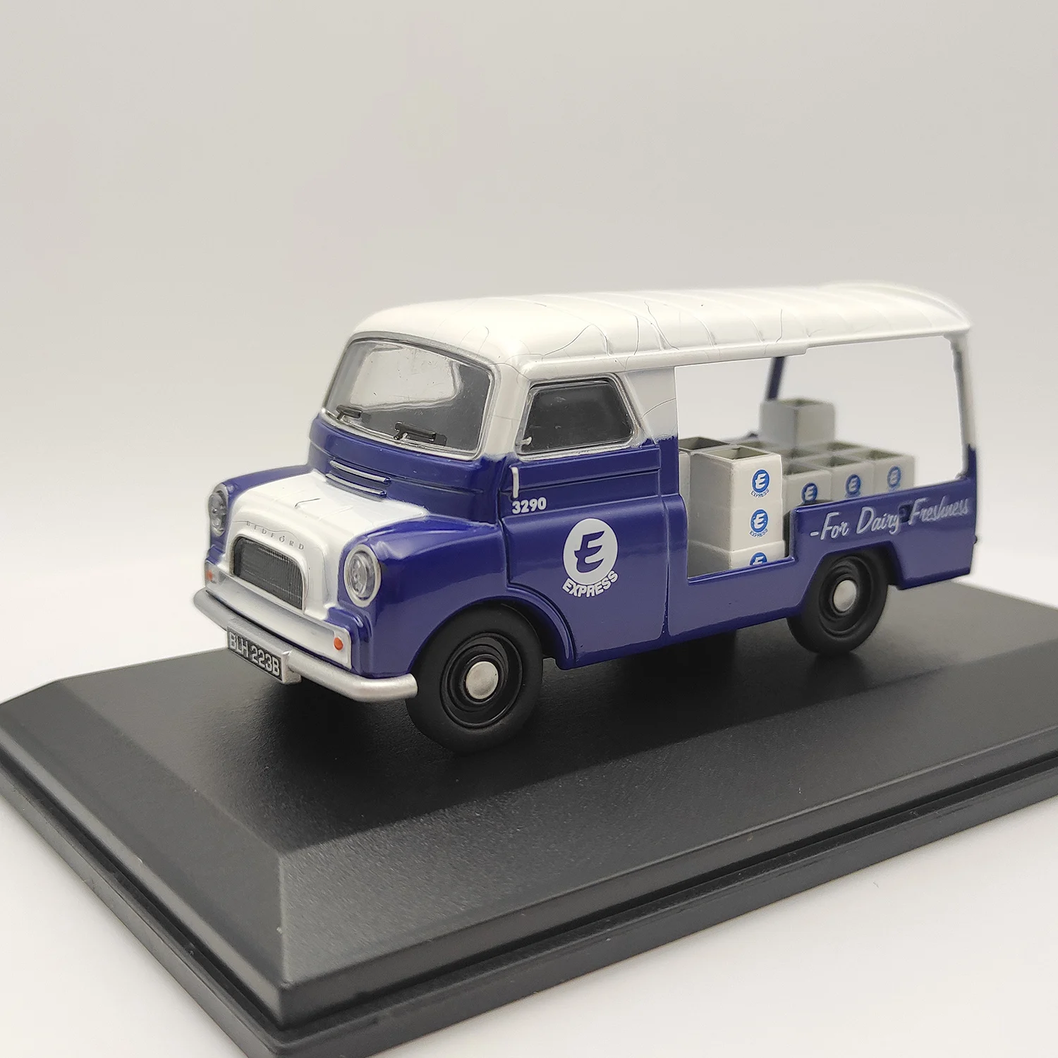 Diecast 1:43 Scale OXFORD CODECA012 Express Dairies Alloy Car Model Collectible Toy Gift Display Ornaments