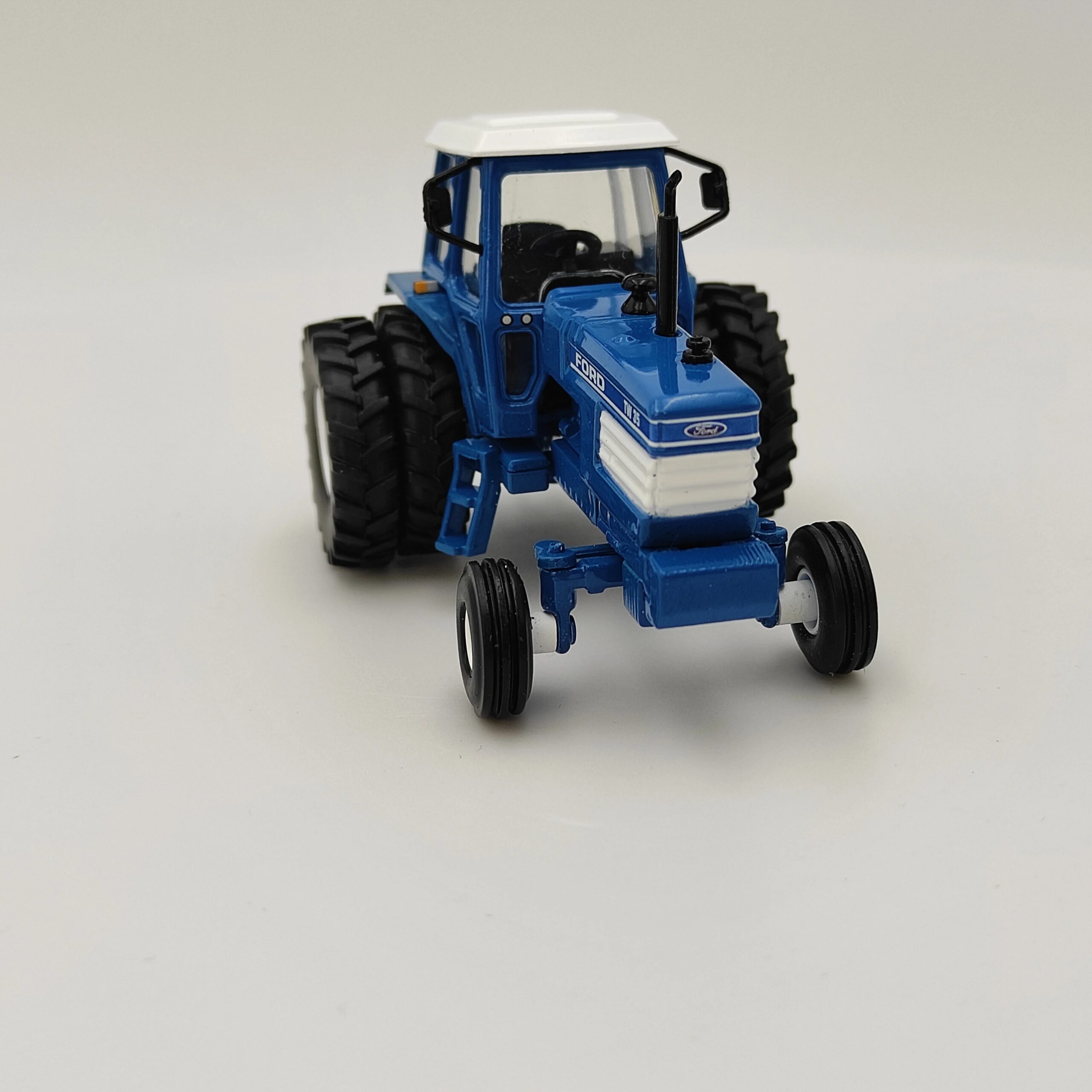 Diecast Speccast 1/64 Scale FORD TW-35 alloy tractor model Collectible Toy Gift Souvenir Display Diecast Speccast 1/64 Scale FORD TW-35 alloy tractor model Collectible Toy Gift Souvenir Display