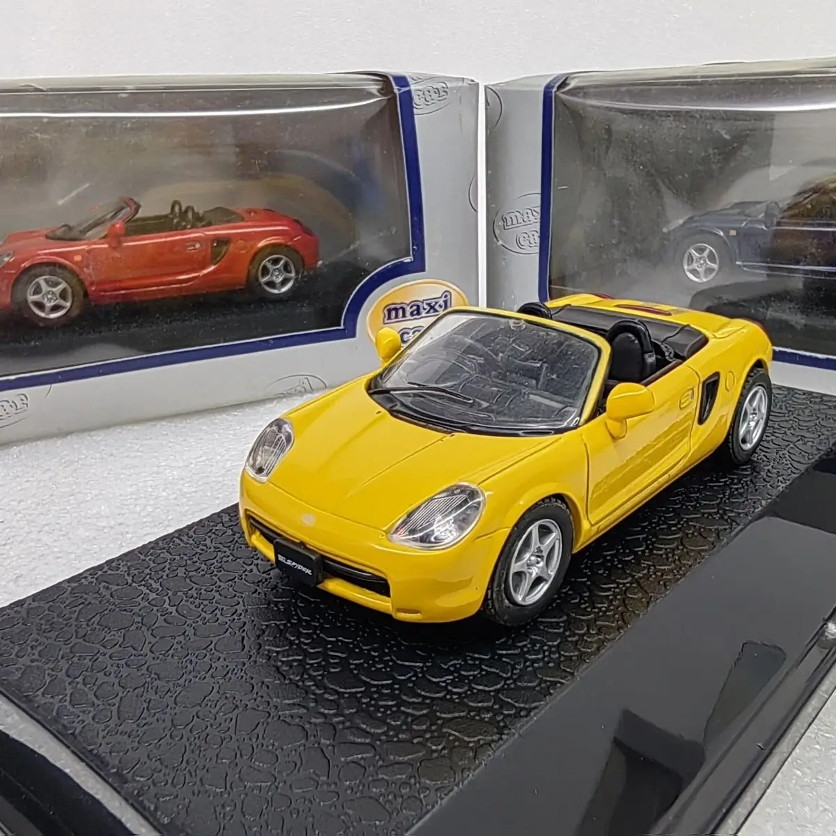 Diecast Maxi Car 1/43 Scale Toyota MR2 Convertible Alloy Car Model Collectible Toy Gift Souvenir Display Diecast Maxi Car 1/43 Scale Toyota MR2 Convertible Alloy Car Model Collectible Toy Gift Souvenir Display