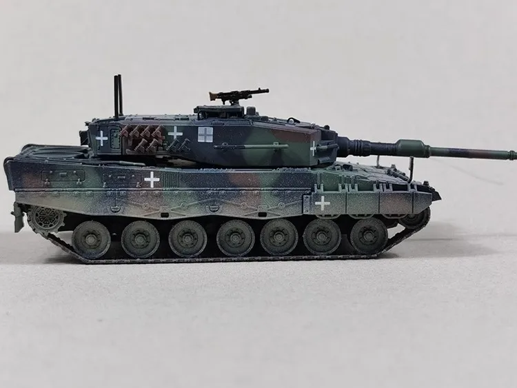 12226PC Ukrainian Leopard 2A4 Main Battle Tank NATO Tricolor Finale 1/72 Static Completed Product Toy Tank Model Ornament