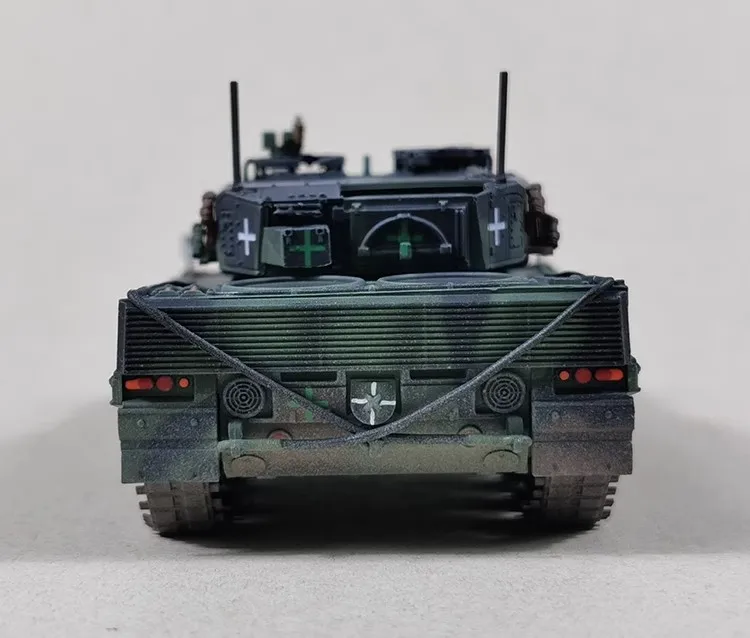12226PC Ukrainian Leopard 2A4 Main Battle Tank NATO Tricolor Finale 1/72 Static Completed Product Toy Tank Model Ornament