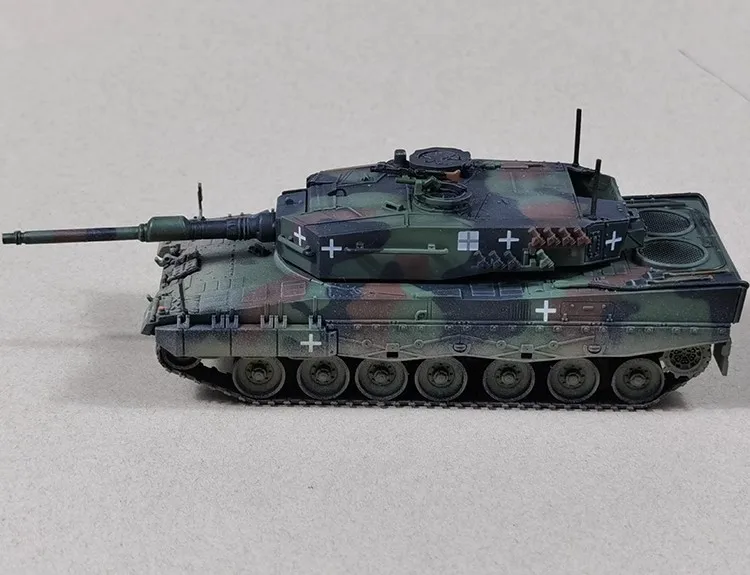 12226PC Ukrainian Leopard 2A4 Main Battle Tank NATO Tricolor Finale 1/72 Static Completed Product Toy Tank Model Ornament