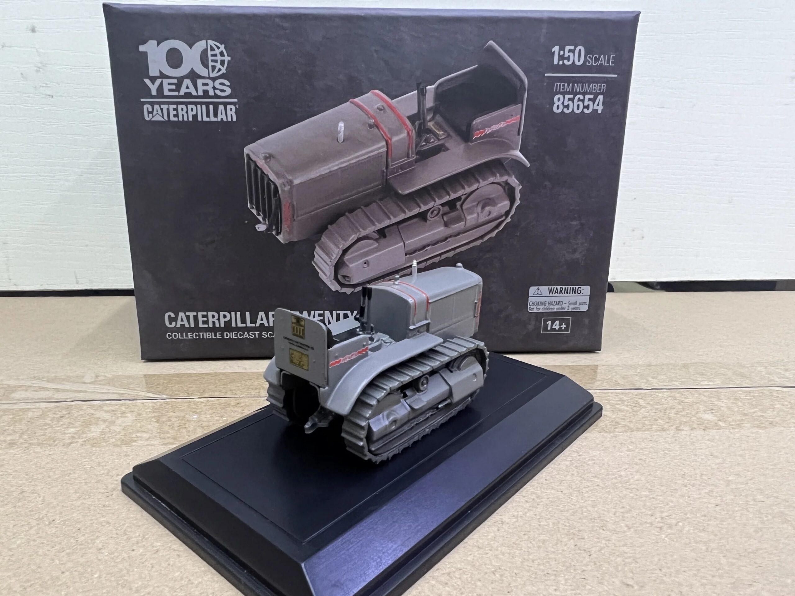 DM 85654 Die-cast 1:50 Scale CAT TWENTY Tractor Simulation Alloy Engineering Machinery Model DM 85654 Die-cast 1:50 Scale CAT TWENTY Tractor Simulation Alloy Engineering Machinery Model