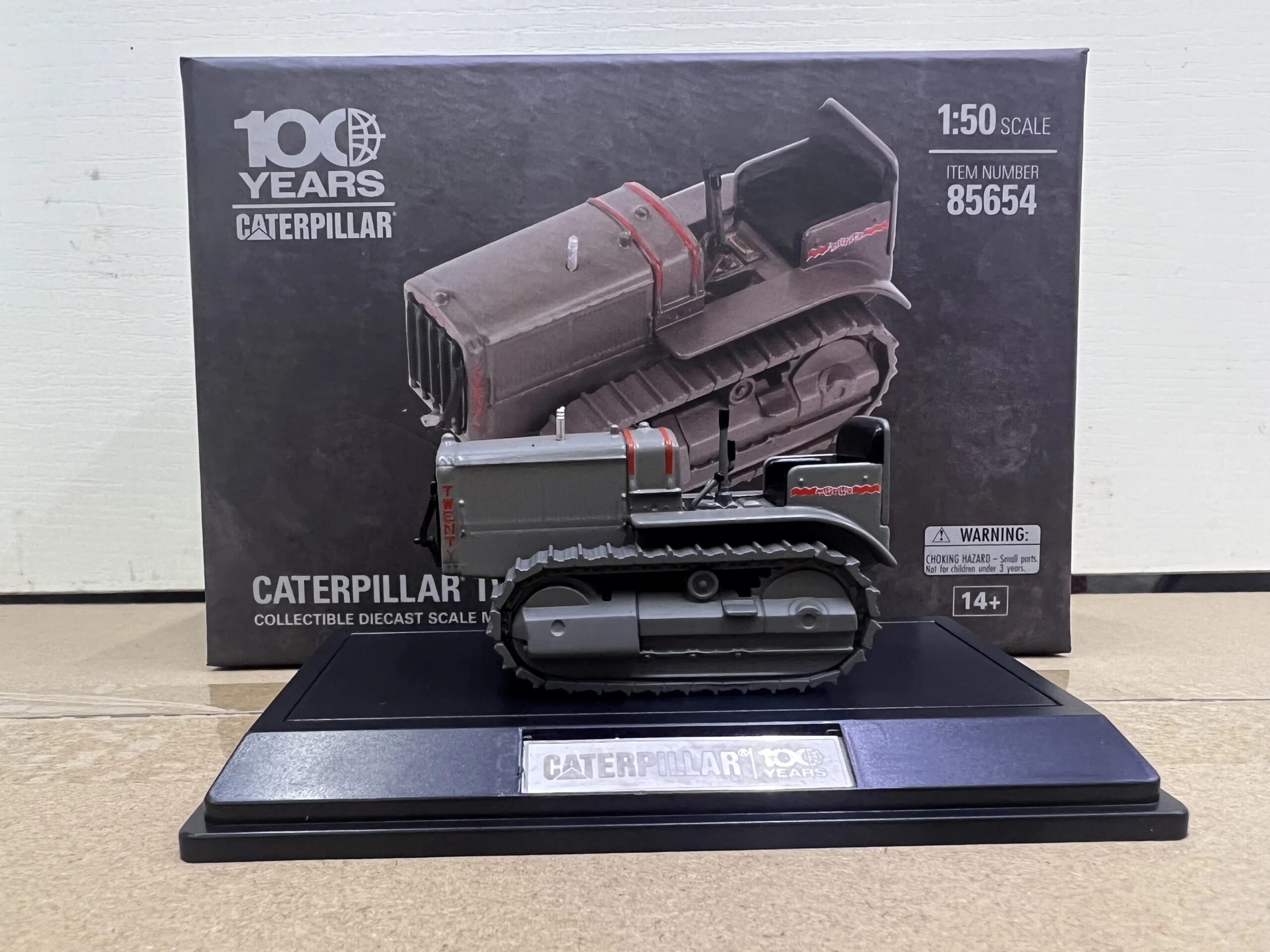 DM 85654 Die-cast 1:50 Scale CAT TWENTY Tractor Simulation Alloy Engineering Machinery Model DM 85654 Die-cast 1:50 Scale CAT TWENTY Tractor Simulation Alloy Engineering Machinery Model